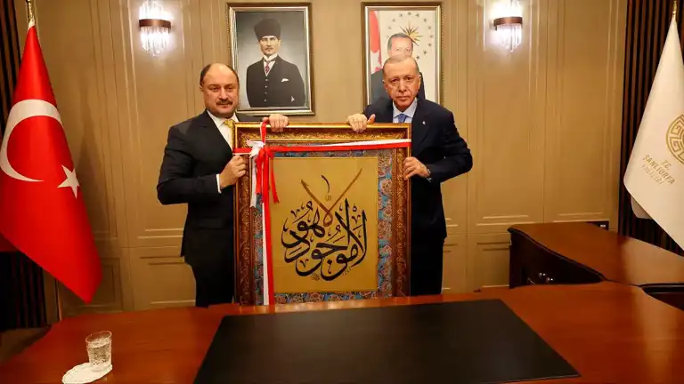 Erdoğan'a Özel Hat Tablo Hediye Edildi