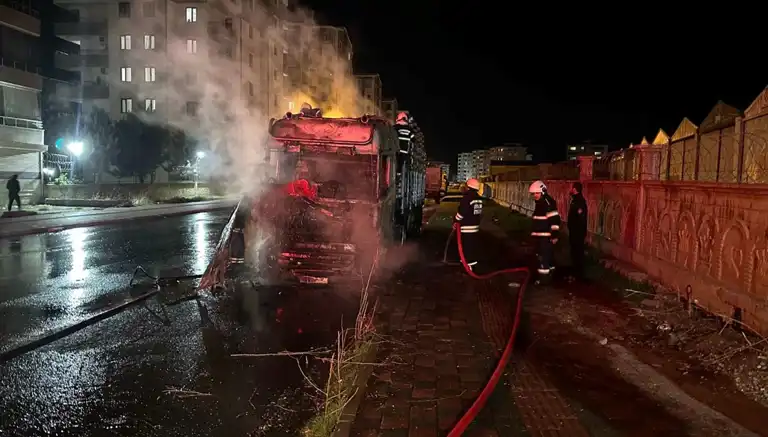 Park Halindeki TIR'da Büyük Yangın!